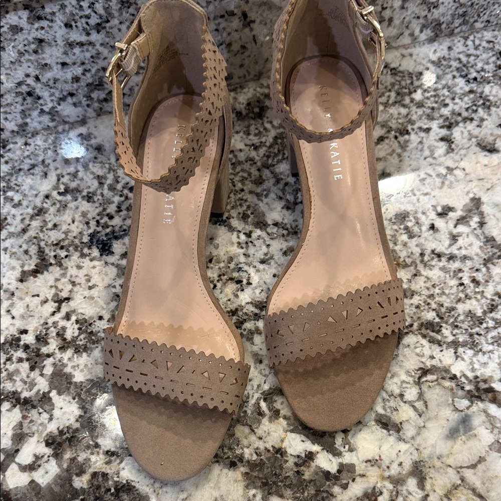 Kelly & Katie Taupe Block Heel Sandals with stylish straps 8.5 new condition